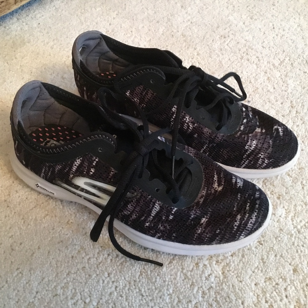 Sketchers GoStep GoGa Pillars Shoes